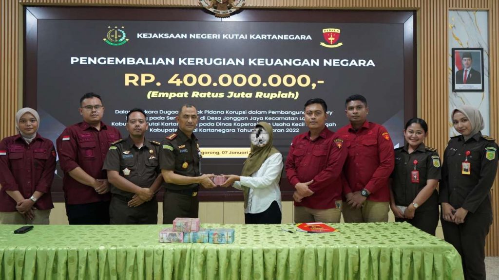 Penyitaan uang tunai Rp400 juta oleh Tim Jaksa Penyidik Pidsus Kejari Kutai Kartanegara dalam penyidikan dugaan korupsi Sentra UKM Jonggon Jaya.