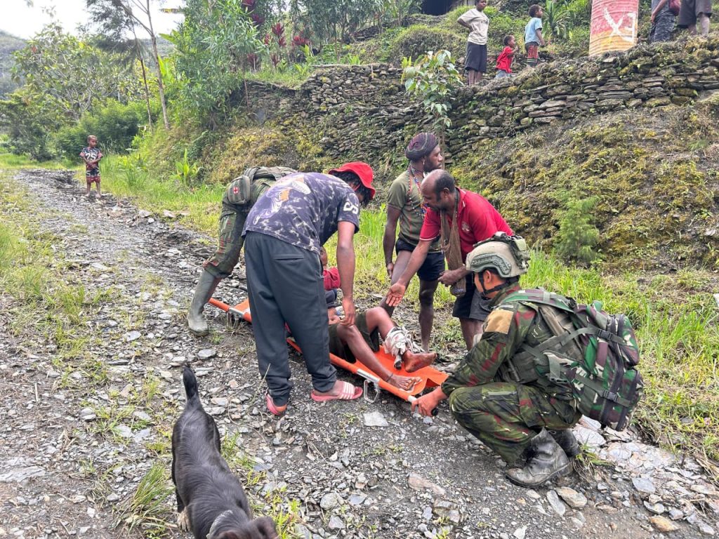 Prajurit TNI mengevakuasi warga yang mengalami luka serius pada bagian kaki, Rabu (21/01/2026).