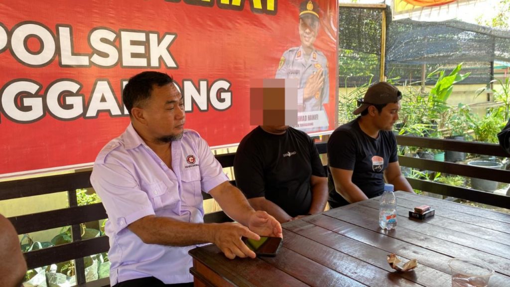 Pengamanan dan pendampingan terhadap seorang pria berinisial AI (40) oleh Polsek Tenggarong.