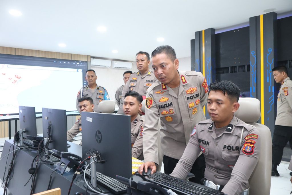 Kapolres Kutim AKBP Fauzan Arianto meninjau operasional Call Center 110, Selasa (13/1/2026).