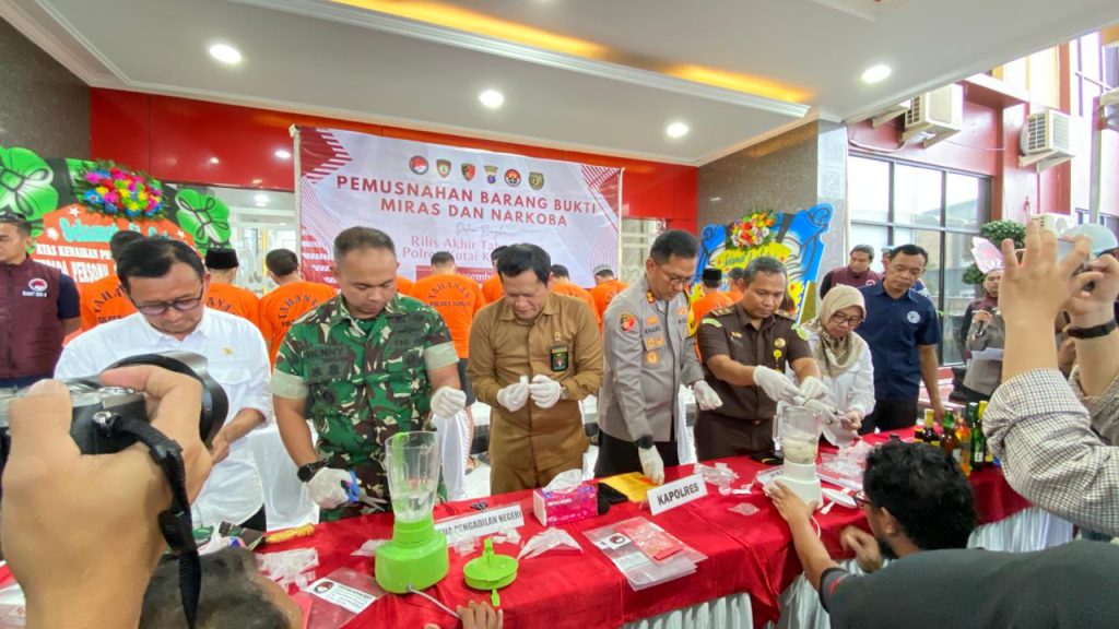 Polres Kutai Kartanegara bersama Forkopimda memusnahkan ribuan barang bukti minuman beralkohol dan narkotika hasil penindakan sepanjang tahun 2025. Kegiatan digelar di Mako Polres Kukar, Rabu (31/12/2025), dalam rangka rilis akhir tahun kepolisian.