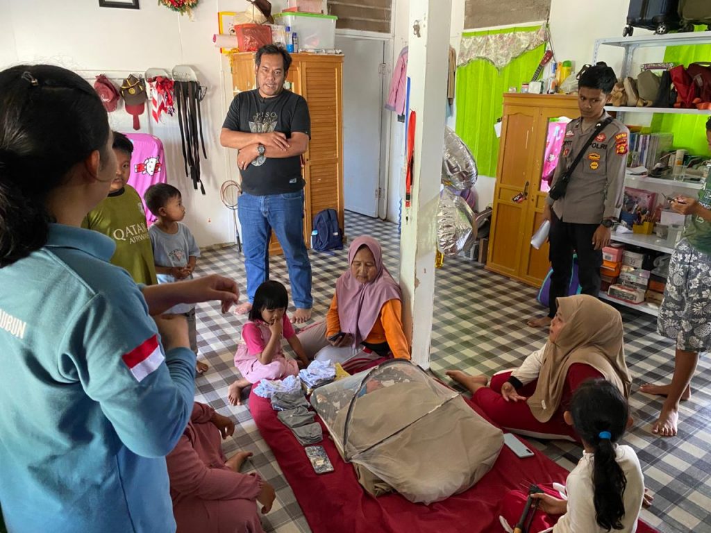 Penemuan bayi laki-laki di rumah kosong oleh warga Desa Mata Air, Kecamatan Kaubun, Kutai Timur, Jumat (23/1/2026).