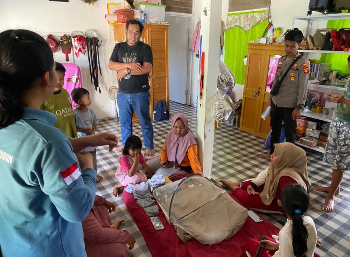 Penemuan bayi laki-laki di rumah kosong oleh warga Desa Mata Air, Kecamatan Kaubun, Kutai Timur, Jumat (23/1/2026).