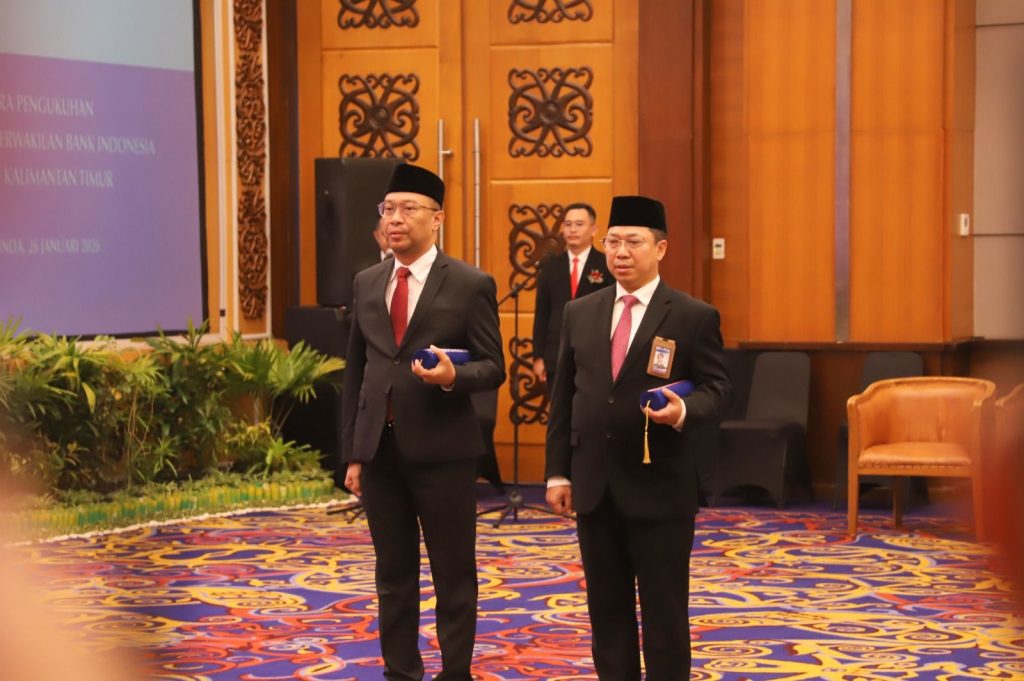 Kepala Perwakilan Bank Indonesia Kaltim lama, Budi Widihartanto, bersama Kepala Perwakilan BI Kaltim yang baru, Jajang Hermawan, saat prosesi pelantikan di Kantor Perwakilan BI Kaltim.