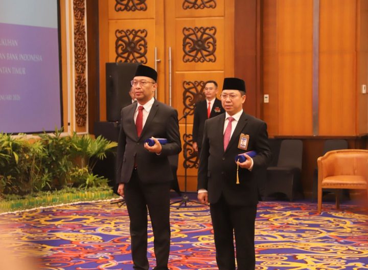 Kepala Perwakilan Bank Indonesia Kaltim lama, Budi Widihartanto, bersama Kepala Perwakilan BI Kaltim yang baru, Jajang Hermawan, saat prosesi pelantikan di Kantor Perwakilan BI Kaltim.