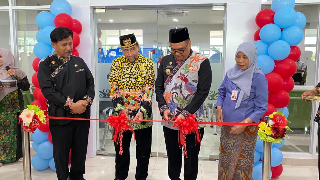 Bupati Kutai Kartanegara Aulia Rahman Basri didampingi Sekda Kukar Sunggono, Sultan Kutai Kartanegara Sultan Aji Muhammad Arifin, dan Forkopimda Kukar saat peresmian Paviliun Nuri dan Cancer Centre Murai RSUD A.M. Parikesit Tenggarong, Kamis (15/1/2026).