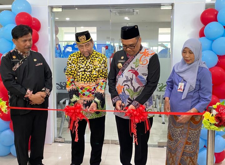 Bupati Kutai Kartanegara Aulia Rahman Basri didampingi Sekda Kukar Sunggono, Sultan Kutai Kartanegara Sultan Aji Muhammad Arifin, dan Forkopimda Kukar saat peresmian Paviliun Nuri dan Cancer Centre Murai RSUD A.M. Parikesit Tenggarong, Kamis (15/1/2026).