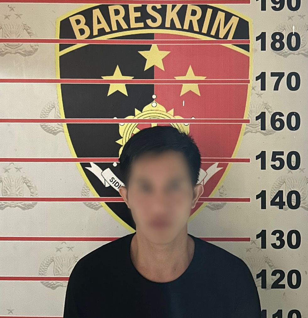 Polisi mengamankan pria berinisial RN (33) dengan pil ekstasi bermotif “Iron Man”, Kamis malam (15/1/2026). (Dok: Polsek Samarinda Seberang)