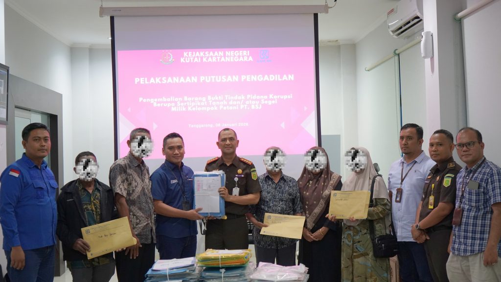 Tim Jaksa Eksekutor Seksi Tindak Pidana Khusus Kejari Kukar melaksanakan pengembalian barang bukti kepada pihak yang berhak usai perkara dinyatakan inkracht, Kamis (8/1/2026).