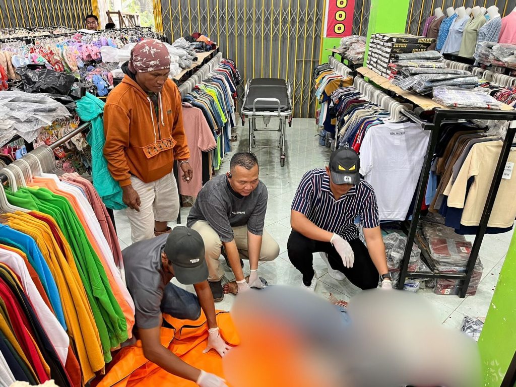 Proses evakuasi korban, Minggu (4/1/2026). (Dok: Polsek Muara Wahau)