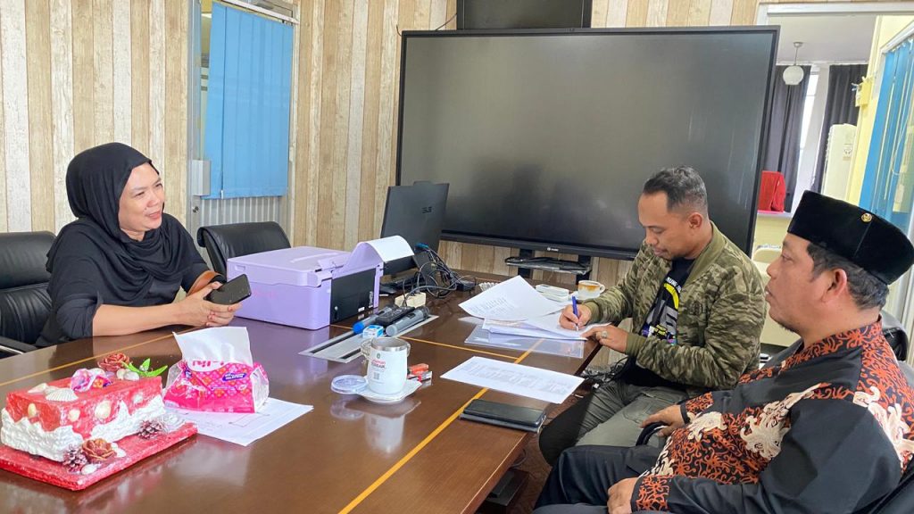 Dinas Perindustrian dan Perdagangan Kutai Kartanegara menggelar rapat bersama pengelola dan perwakilan pedagang guna meluruskan simpang siur informasi tarif lapak Bazar Ramadan di Tangga Arung Square, Kamis (29/1/2026).