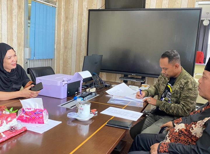 Dinas Perindustrian dan Perdagangan Kutai Kartanegara menggelar rapat bersama pengelola dan perwakilan pedagang guna meluruskan simpang siur informasi tarif lapak Bazar Ramadan di Tangga Arung Square, Kamis (29/1/2026).