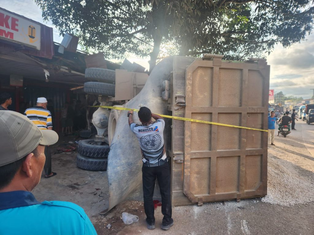 Suasana lokasi kecelakaan beruntun sembilan kendaraan di Jalan Mulawarman, Desa Sepaso, Kecamatan Bengalon, Kutai Timur, Jumat (09/01/2026).