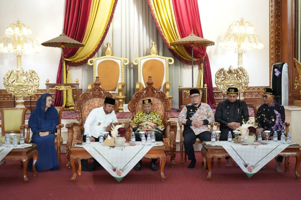 Suasana tabayyun Gubernur Kalimantan Timur Rudi Mas’ud dengan Sultan Kutai Kartanegara Ing Martadipura di Kedaton Kutai Kartanegara Ing Martadipura, Kamis (15/1/2026). (Dok: Adpim Pemprov Kaltim)