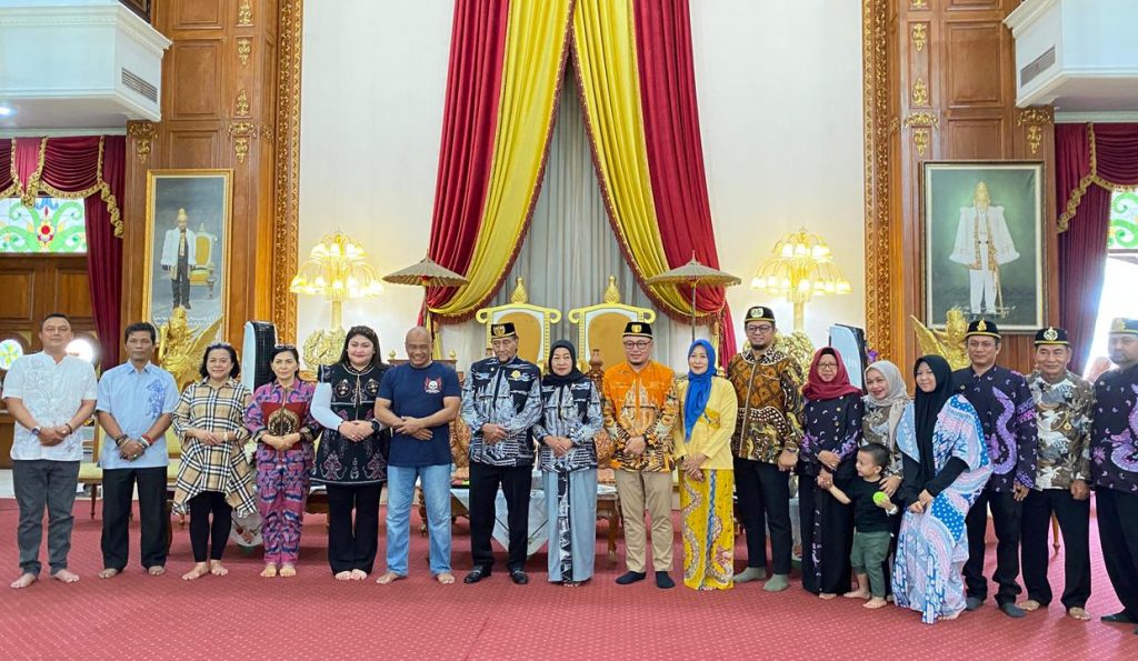 Kunjungan silaturahmi Wakapolda Kaltim Brigjen Pol. Adrianto Jossy Kusumo ke Kedaton Kesultanan Kutai Kartanegara Ing Martadipura, Sabtu (24/1/2026).