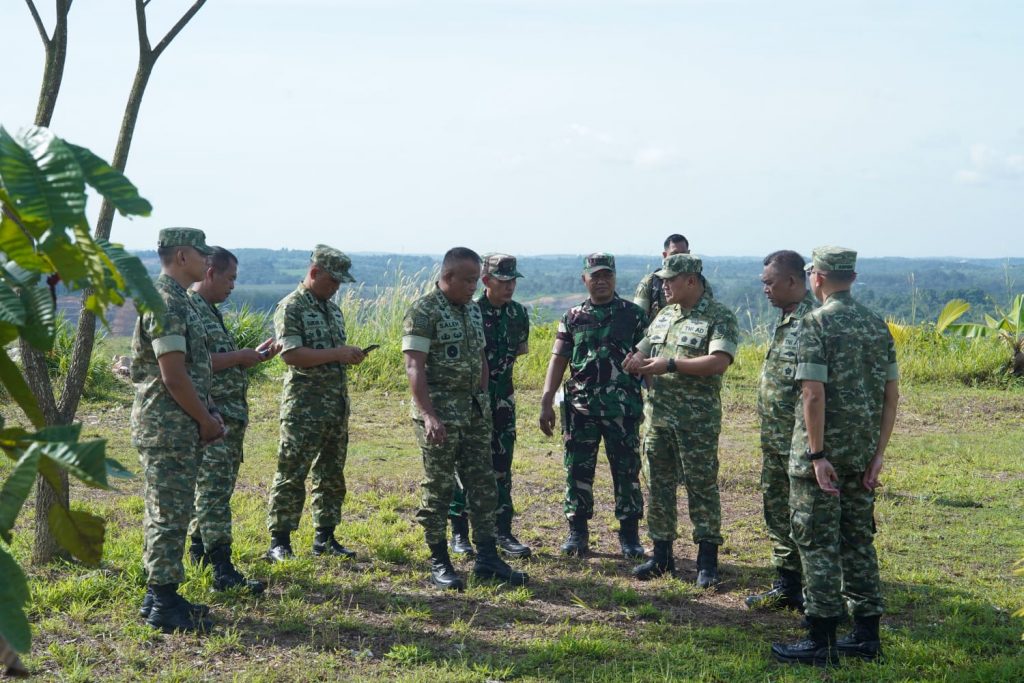 Wakasad Letjen TNI Muhammad Saleh Mustafa meninjau Pusat Latihan Tempur Amborawang dan Dodikjur Rindam VI/Mulawarman, Selasa (13/1/2026).