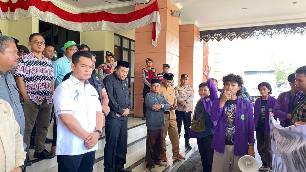 Mahasiswa Unikarta menggelar aksi di DPRD Kukar, menolak wacana Pilkada dipilih melalui DPRD, Senin (19/1/2026).