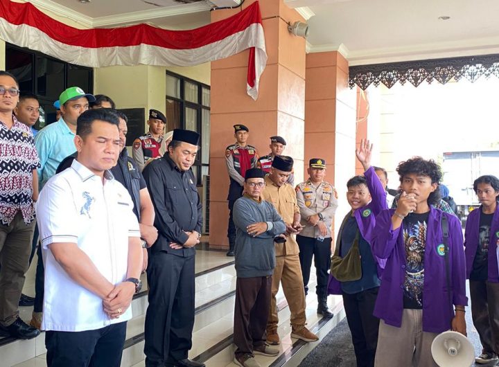 Mahasiswa Unikarta menggelar aksi di DPRD Kukar, menolak wacana Pilkada dipilih melalui DPRD, Senin (19/1/2026).