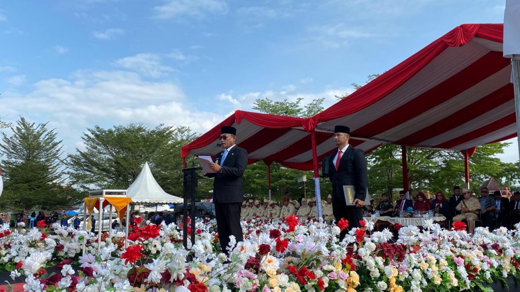 Wakil Gubernur Kalimantan Timur H. Seno Aji menjadi Inspektur Upacara dalam Upacara Parade Peringatan Peristiwa Perjuangan Merah Putih Sangasanga ke-79 yang digelar di Lapangan Taman Palagan Sangasanga, Selasa (27/1/2026).