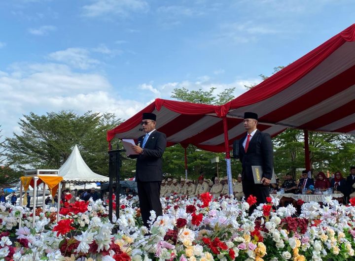 Wakil Gubernur Kalimantan Timur H. Seno Aji menjadi Inspektur Upacara dalam Upacara Parade Peringatan Peristiwa Perjuangan Merah Putih Sangasanga ke-79 yang digelar di Lapangan Taman Palagan Sangasanga, Selasa (27/1/2026).