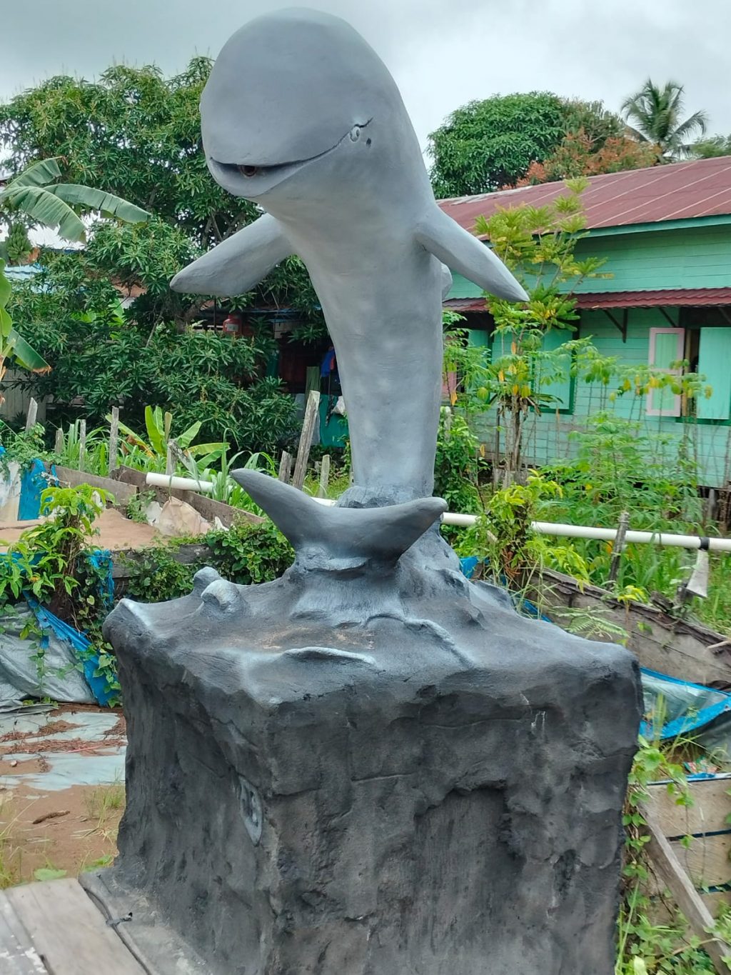 Ikon Pesut Mahakam menghiasi Jalan Akhmad Dahlan RT 06, Desa Muara Muntai Ulu, Kukar.