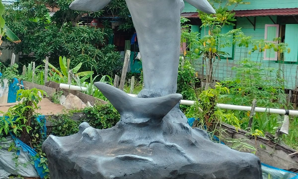 Ikon Pesut Mahakam menghiasi Jalan Akhmad Dahlan RT 06, Desa Muara Muntai Ulu, Kukar.