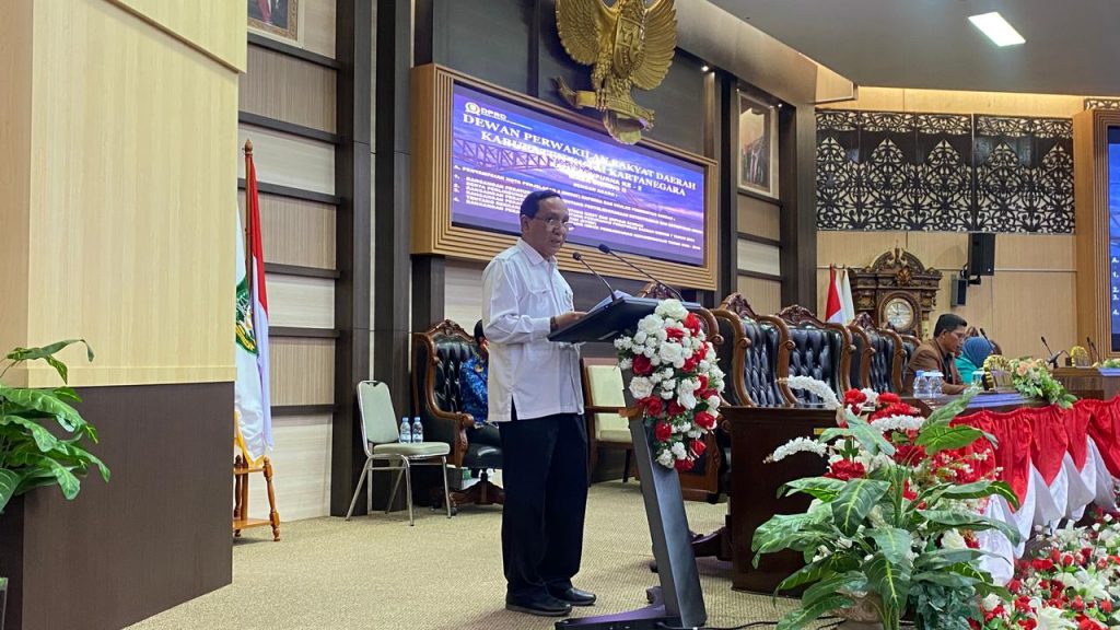 Asisten II Bidang Ekonomi dan Pembangunan Setdakab Kukar, Ahyani Fadianur, saat membacakan tanggapan bupati, Rabu (18/2/2026).