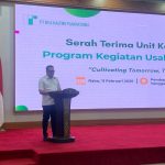 Bupati Kukar Aulia Rahman Basri memberikan arahan pada serah terima unit kendaraan Program Kegiatan Usaha Produktif di Pendopo Odah Etam, Tenggarong, Rabu (11/2/2026).