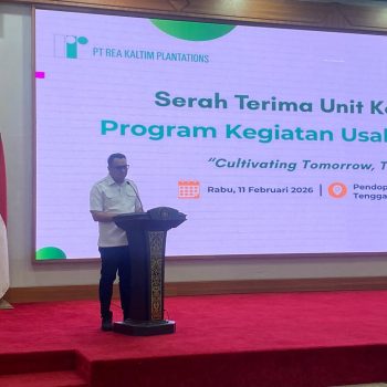 Bupati Kukar Aulia Rahman Basri memberikan arahan pada serah terima unit kendaraan Program Kegiatan Usaha Produktif di Pendopo Odah Etam, Tenggarong, Rabu (11/2/2026).