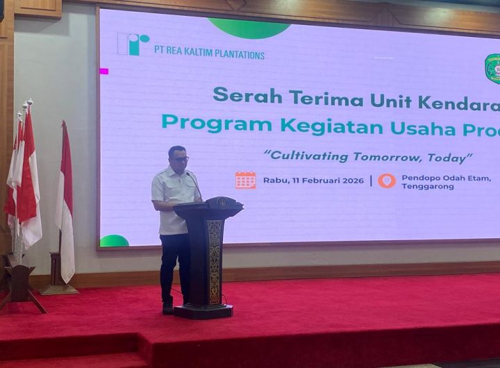 Bupati Kukar Aulia Rahman Basri memberikan arahan pada serah terima unit kendaraan Program Kegiatan Usaha Produktif di Pendopo Odah Etam, Tenggarong, Rabu (11/2/2026).