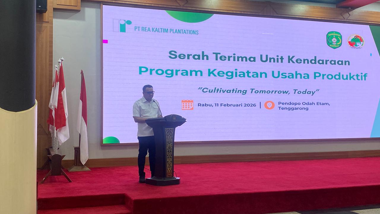 Bupati Kukar Aulia Rahman Basri memberikan arahan pada serah terima unit kendaraan Program Kegiatan Usaha Produktif di Pendopo Odah Etam, Tenggarong, Rabu (11/2/2026).