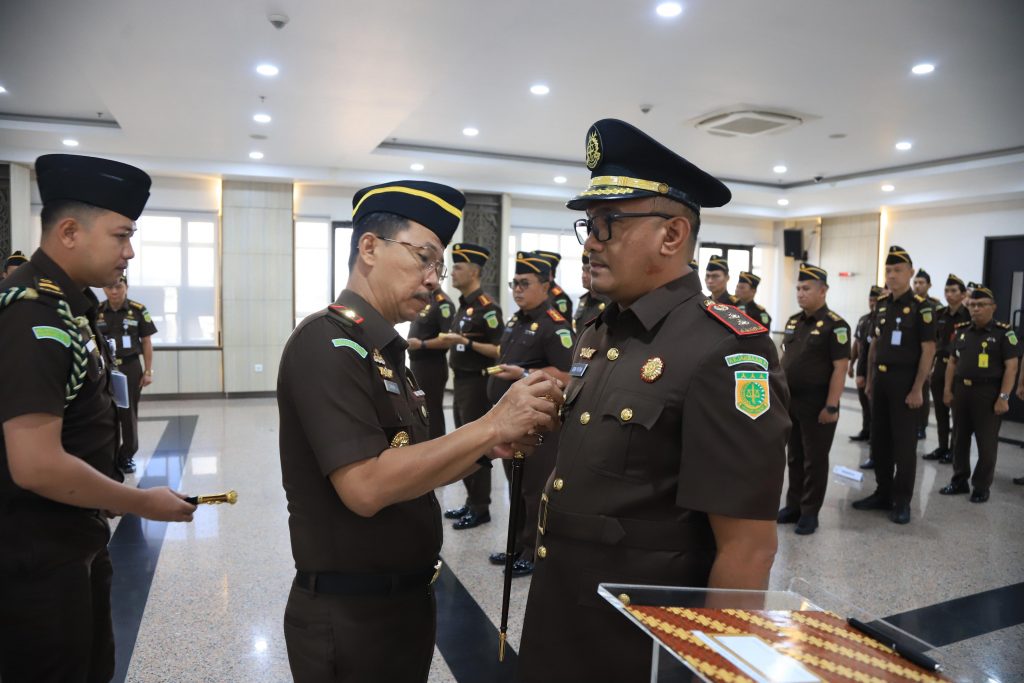 Kepala Kejaksaan Tinggi Kalimantan Timur Assoc. Prof. Dr. Supardi, S.H., M.H., secara resmi menyematkan tanda jabatan kepada Beni Putra, S.H., M.H., sebagai Kepala Kejaksaan Negeri Bontang.