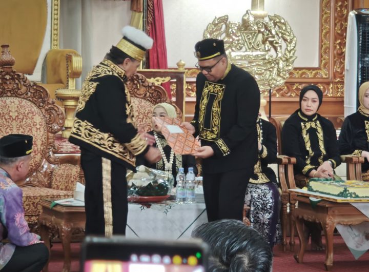Bupati Kutai Kartanegara menyerahkan SK Kementerian Pariwisata kepada Sultan Kutai Kartanegara dalam peringatan milad di Kedaton.