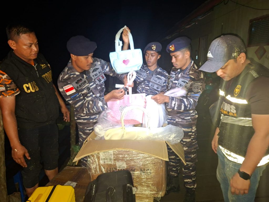 Satgas gabungan amankan barang bermerek ilegal asal Tawau di Dermaga Jamaker, Sabtu (14/2/2026).