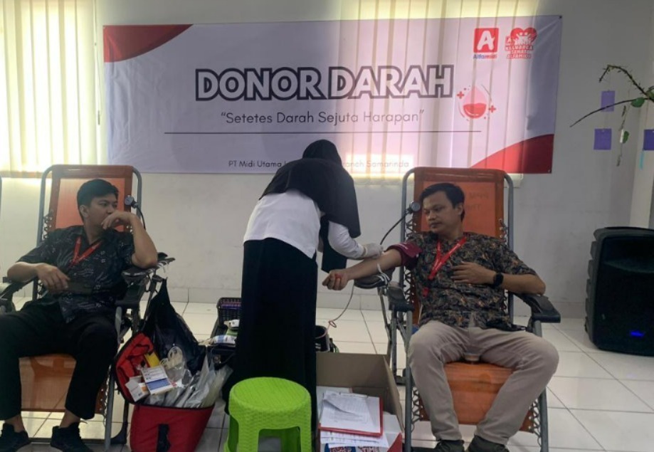 Alfamidi Cabang Samarinda melaksanakan kegiatan donor darah di Kantor Cabang pada Senin (26/1/2026).