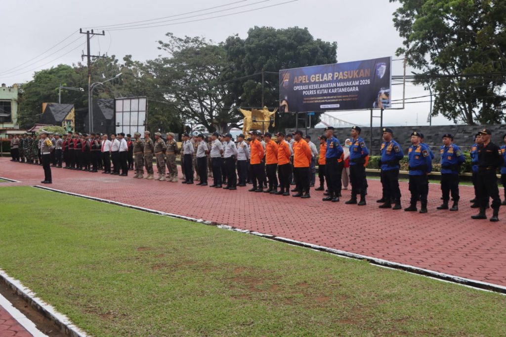 Polres Kutai Kartanegara mengawali Operasi Keselamatan Mahakam 2026 dengan Apel Gelar Pasukan di halaman Mako Polres Kukar, Senin (2/2/2026).