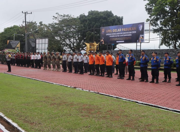 Polres Kutai Kartanegara mengawali Operasi Keselamatan Mahakam 2026 dengan Apel Gelar Pasukan di halaman Mako Polres Kukar, Senin (2/2/2026).