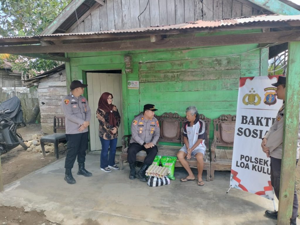 Polsek Loa Kulu menyalurkan bantuan sosial kepada warga Kecamatan Loa Kulu, Kutai Kartanegara, Kamis (5/2/2026).