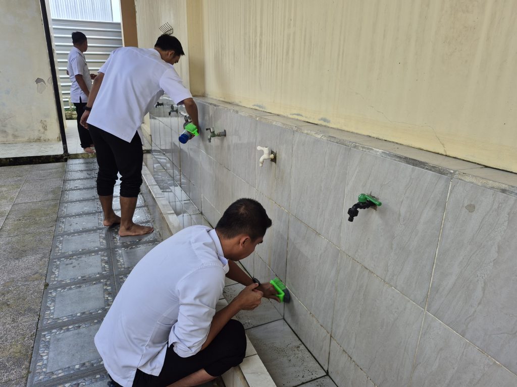 Aksi bersih-bersih Masjid Baitul Banun oleh Lapas Kelas IIA Tenggarong menjadi bagian dari persiapan menyambut Ramadan 1447 Hijriah.