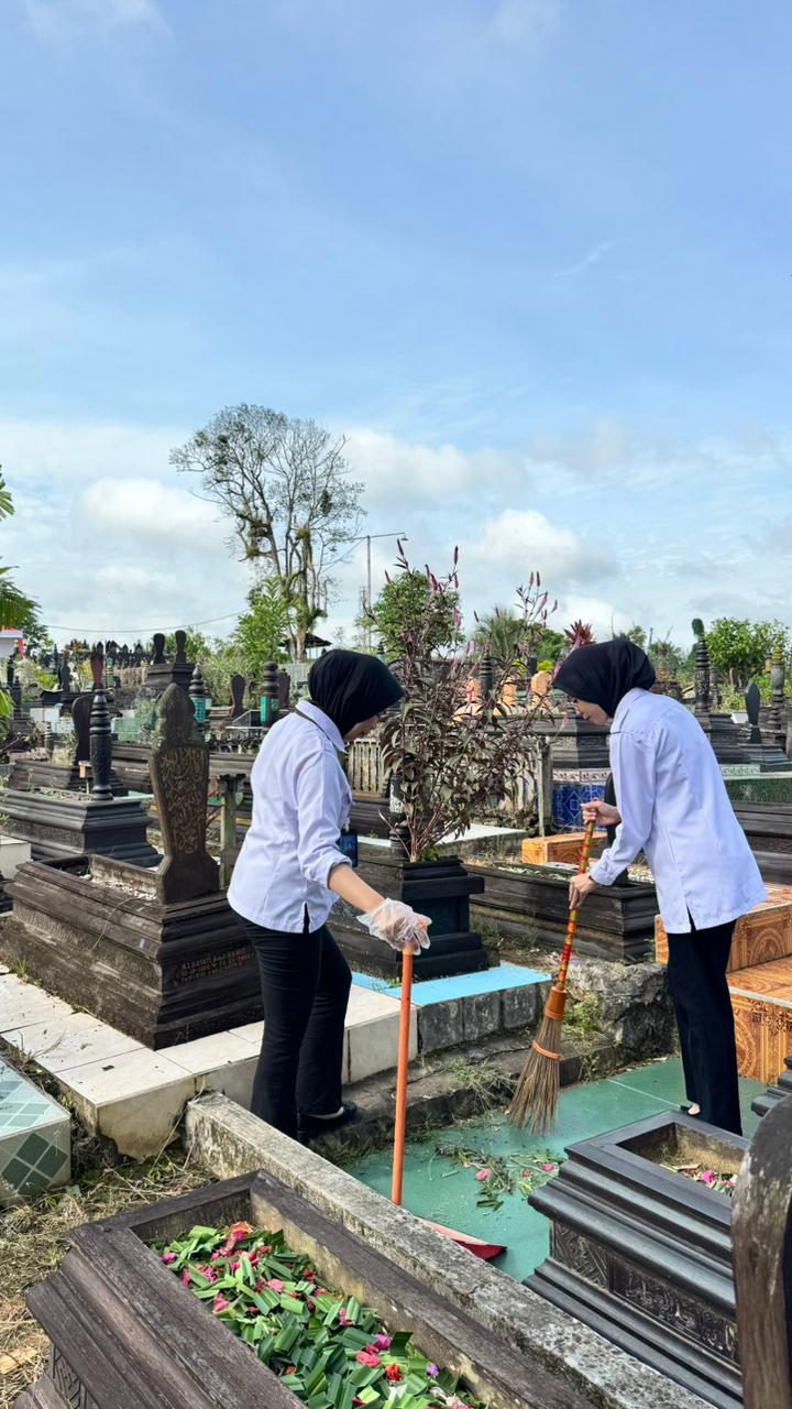Kerja bakti Lapas Perempuan Tenggarong di Langgar Syekh Abu Tholhah dan TPU Gunung Lalang.