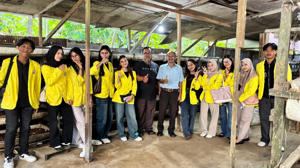 Kunjungan lapangan mahasiswa STIE Tenggarong di lokasi usaha pengembangan cacing tanah, Kamis (5/2/2026).
