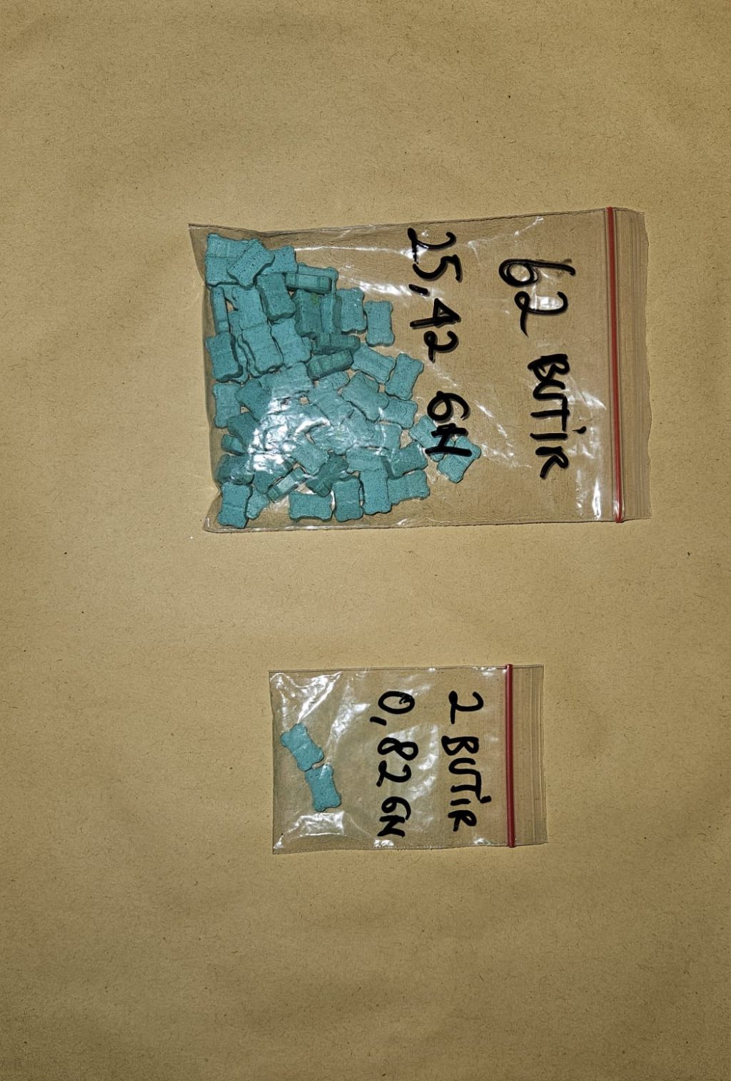 Polisi amankan barang bukti narkotika dari tangan tersangka saat penggerebekan.