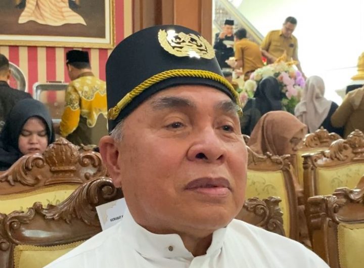 Isran Noor, mantan Gubernur Kalimantan Timur periode 2018–2023, saat menghadiri Milad Sultan Kutai Kartanegara.