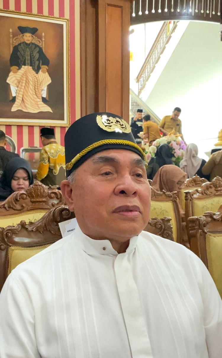 Isran Noor, mantan Gubernur Kalimantan Timur periode 2018–2023, saat menghadiri Milad Sultan Kutai Kartanegara.