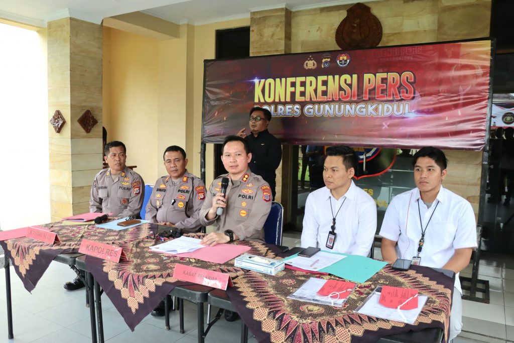 Kapolres Gunungkidul menyampaikan pengungkapan kasus penipuan emas Antam melalui Threads dalam konferensi pers, Jumat (30/1/2026).