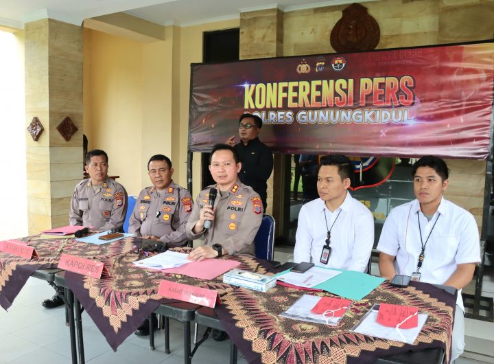 Kapolres Gunungkidul menyampaikan pengungkapan kasus penipuan emas Antam melalui Threads dalam konferensi pers, Jumat (30/1/2026).
