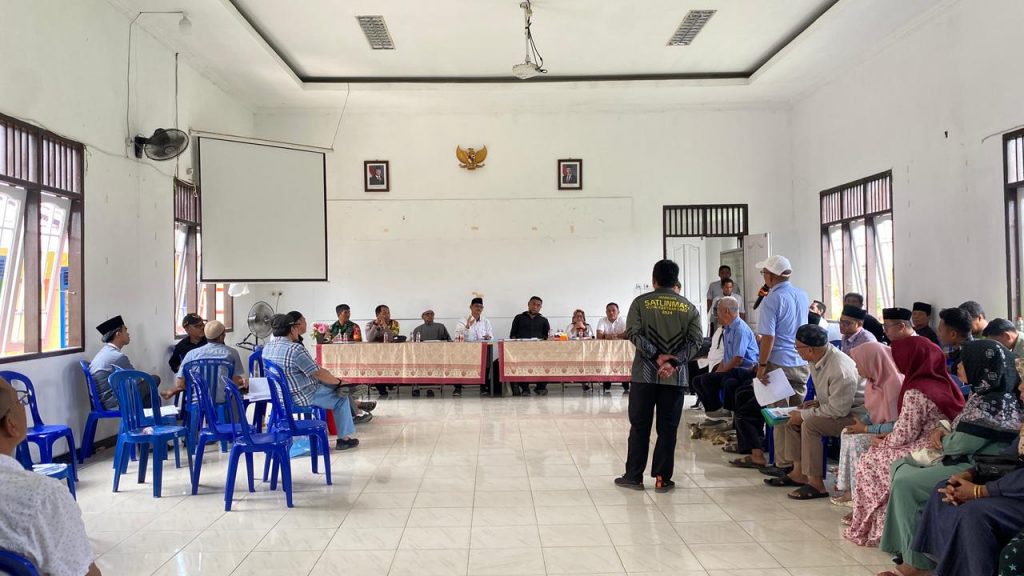 Rapat mediasi pencabutan SK Kepengurusan Takmir Masjid Al-Qadar yang digelar di Balai Pertemuan Kelurahan Melayu, Rabu (4/2/2026).