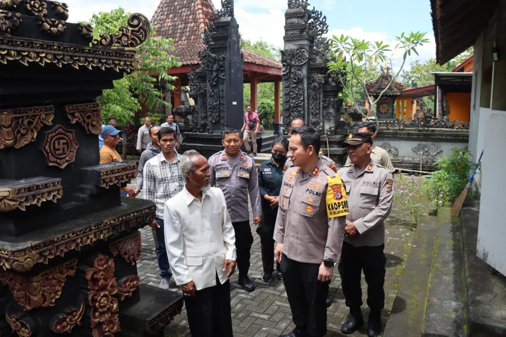 Kapolres Gunungkidul AKBP Damus Asa melakukan silaturahmi dengan tokoh agama Hindu di Pura Bhakti Widhi Hindu Beji, Kapanewon Ngawen, Rabu (4/2/2026). (Dok. Humas Polres Gunungkidul)