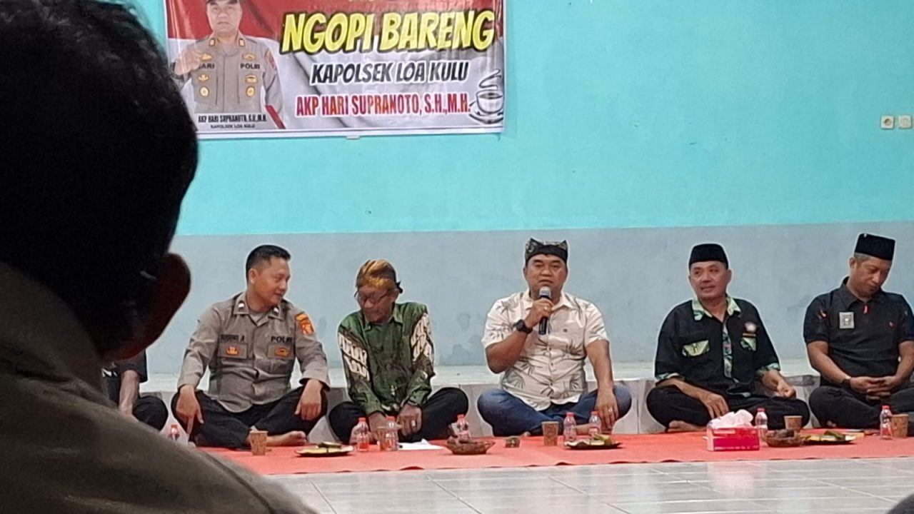 Suasana “Ngopi Bareng” Kapolsek Loa Kulu bersama para pelaku seni dan tokoh masyarakat, Selasa (10/2/2026) malam.