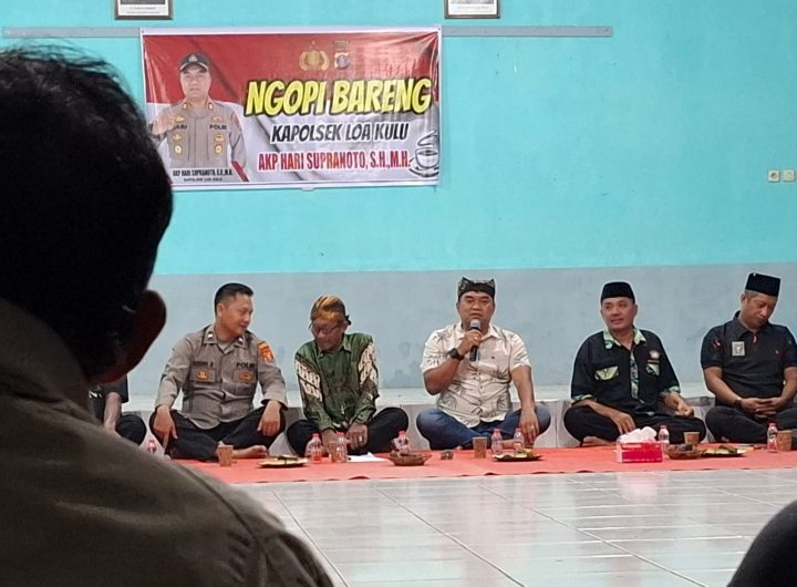Suasana “Ngopi Bareng” Kapolsek Loa Kulu bersama para pelaku seni dan tokoh masyarakat, Selasa (10/2/2026) malam.
